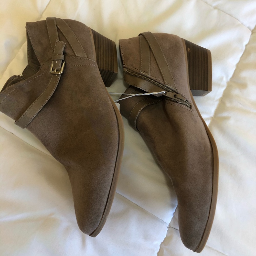Old Navy tan ankle boots